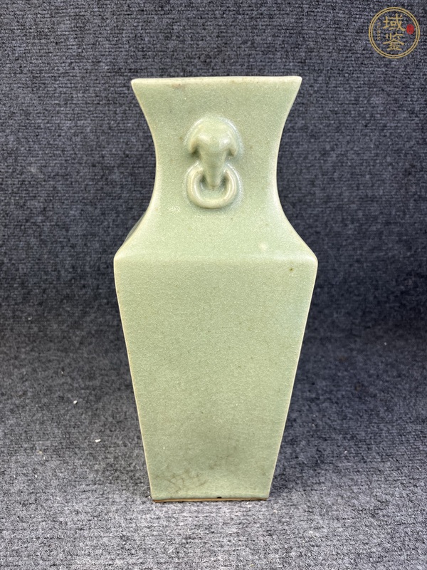 古玩陶瓷象耳銜環(huán)四方瓶真品鑒賞圖