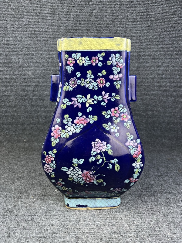 古玩轉(zhuǎn)賣霽藍(lán)釉加彩花卉紋貫耳瓶拍賣，當(dāng)前價(jià)格999元