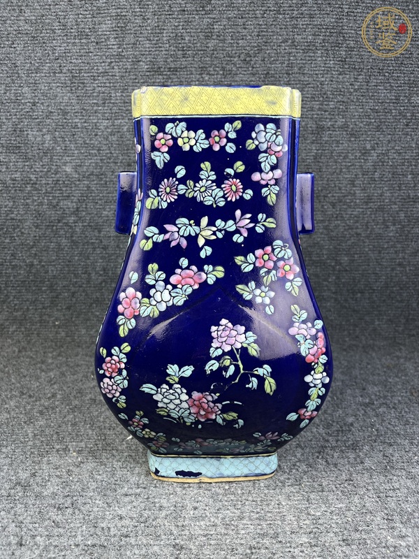 古玩陶瓷霽藍(lán)釉加彩花卉紋貫耳瓶真品鑒賞圖