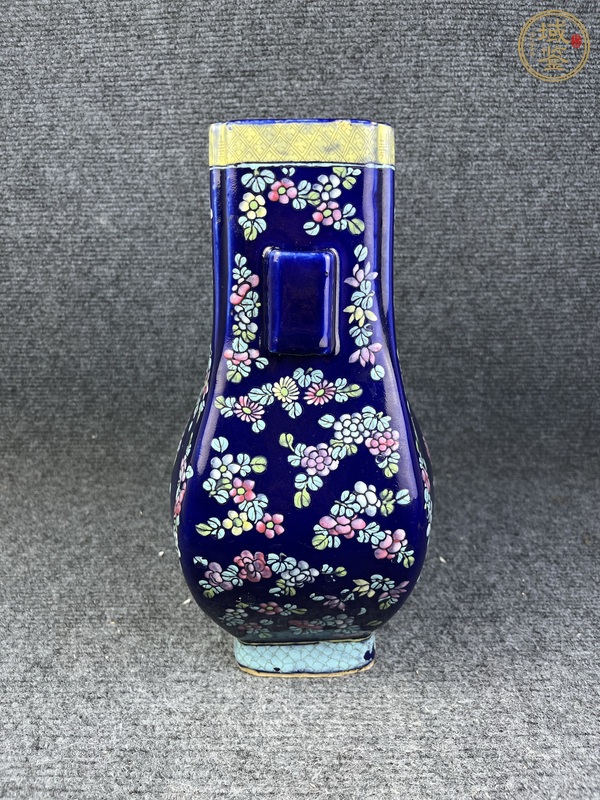 古玩陶瓷霽藍(lán)釉加彩花卉紋貫耳瓶真品鑒賞圖