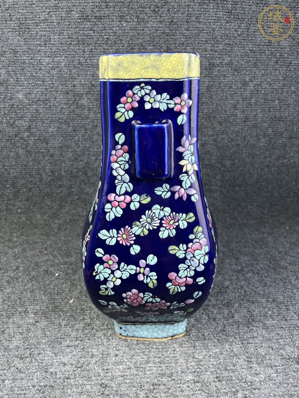 古玩陶瓷霽藍(lán)釉加彩花卉紋貫耳瓶真品鑒賞圖
