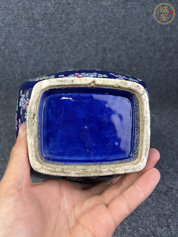 古玩陶瓷霽藍(lán)釉加彩花卉紋貫耳瓶真品鑒賞圖
