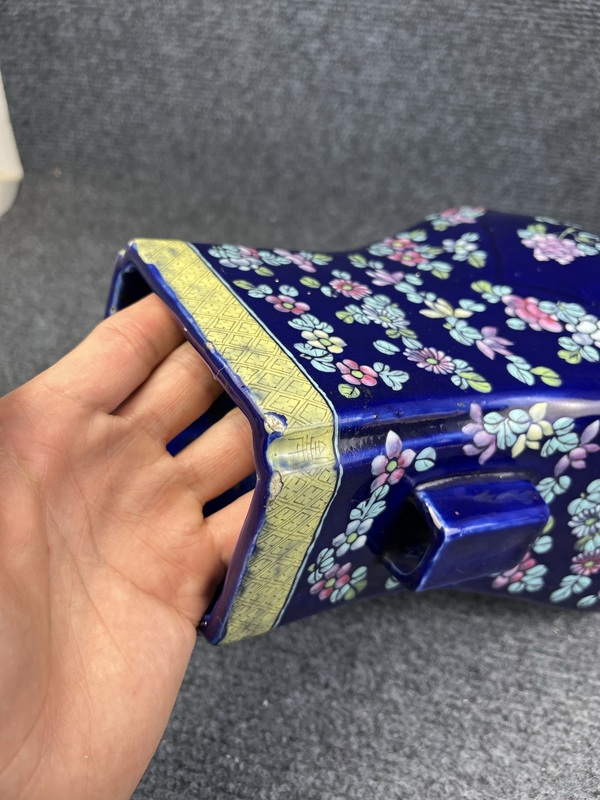古玩陶瓷霽藍釉加彩花卉紋貫耳瓶拍賣，當前價格13888元