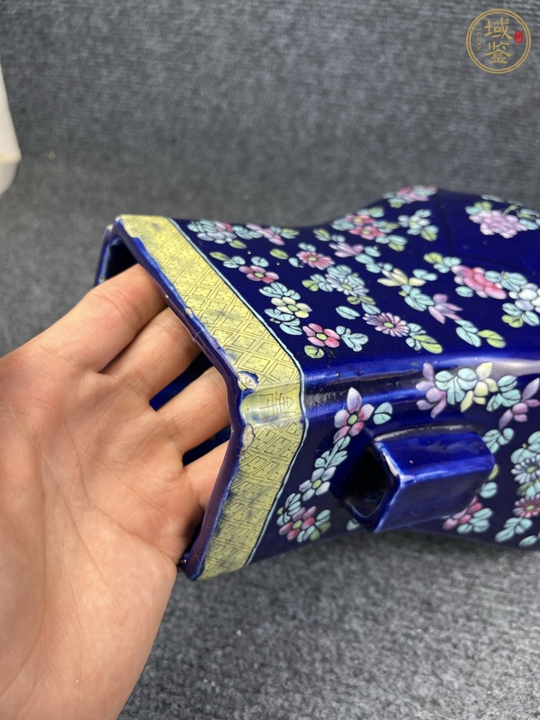 古玩陶瓷霽藍(lán)釉加彩花卉紋貫耳瓶真品鑒賞圖