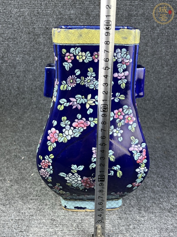 古玩陶瓷霽藍(lán)釉加彩花卉紋貫耳瓶真品鑒賞圖