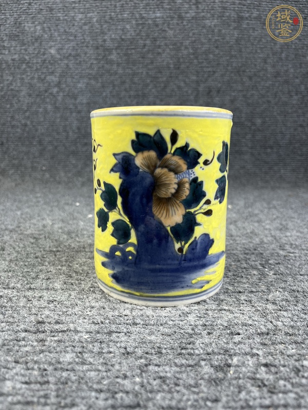 古玩青花加彩洞石牡丹紋筆筒真品鑒賞圖