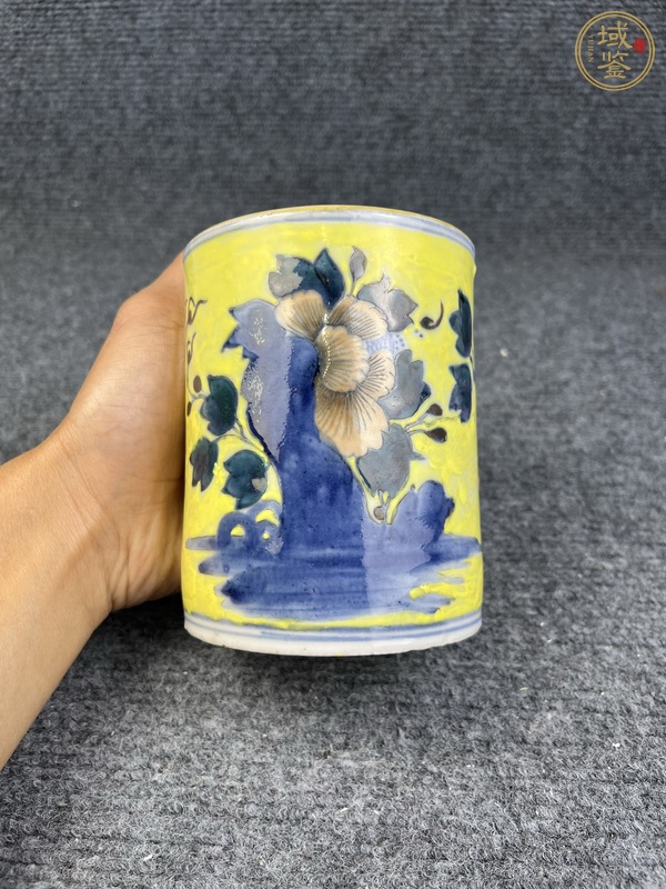 古玩陶瓷青花加彩洞石牡丹紋筆筒真品鑒賞圖