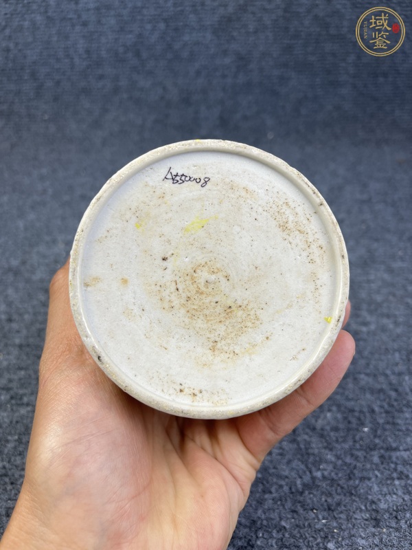 古玩陶瓷青花加彩洞石牡丹紋筆筒真品鑒賞圖