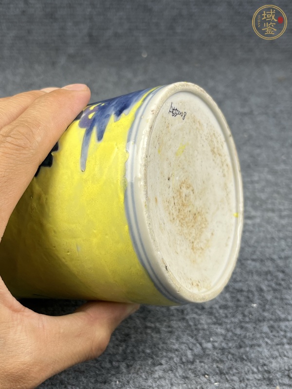 古玩陶瓷青花加彩洞石牡丹紋筆筒真品鑒賞圖