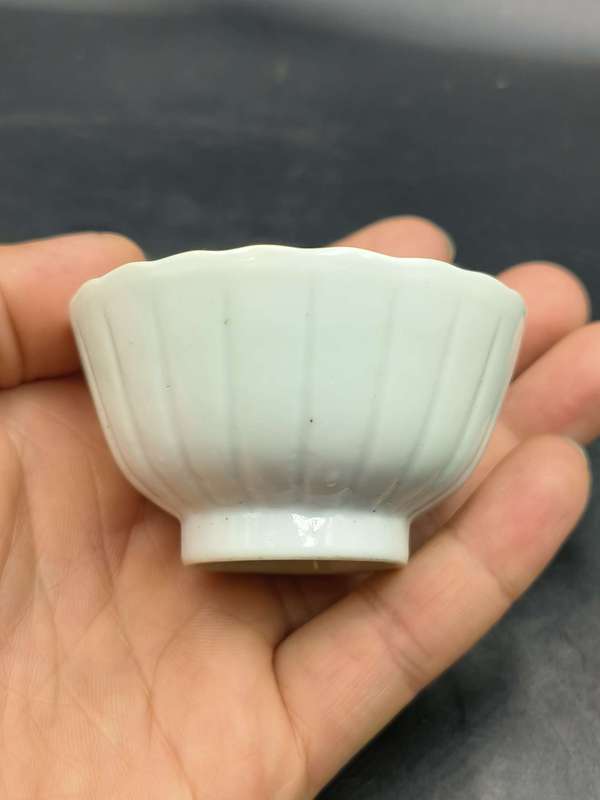 古玩轉(zhuǎn)賣晚清白釉菊瓣紋花口杯拍賣，當(dāng)前價格450元