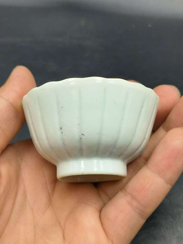 古玩陶瓷晚清白釉菊瓣紋花口杯拍賣,當前價格700元