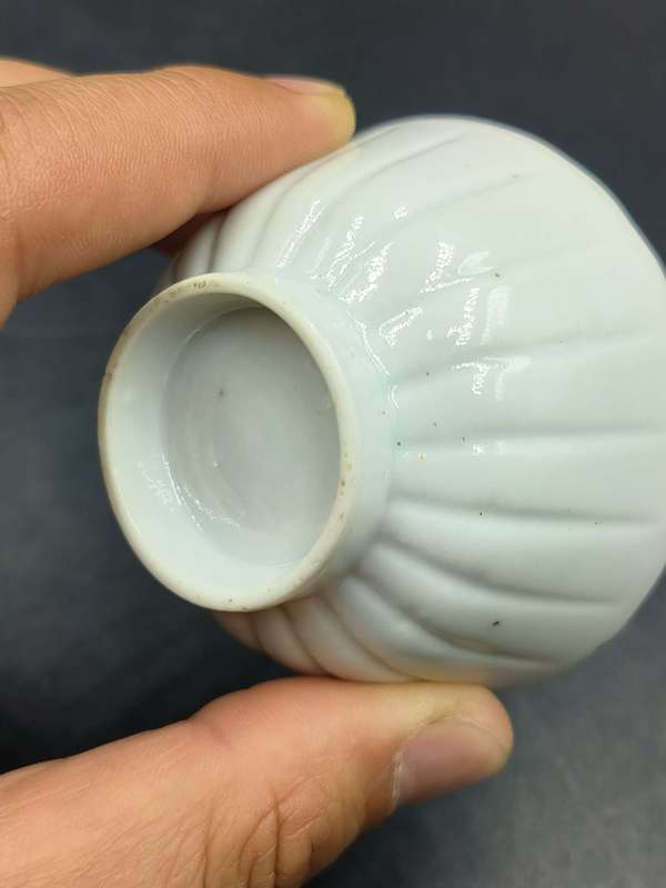 古玩陶瓷晚清白釉菊瓣紋花口杯拍賣,當前價格700元