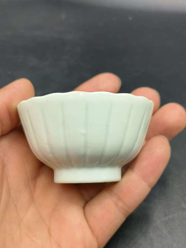 古玩陶瓷晚清白釉菊瓣紋花口杯拍賣,當前價格700元