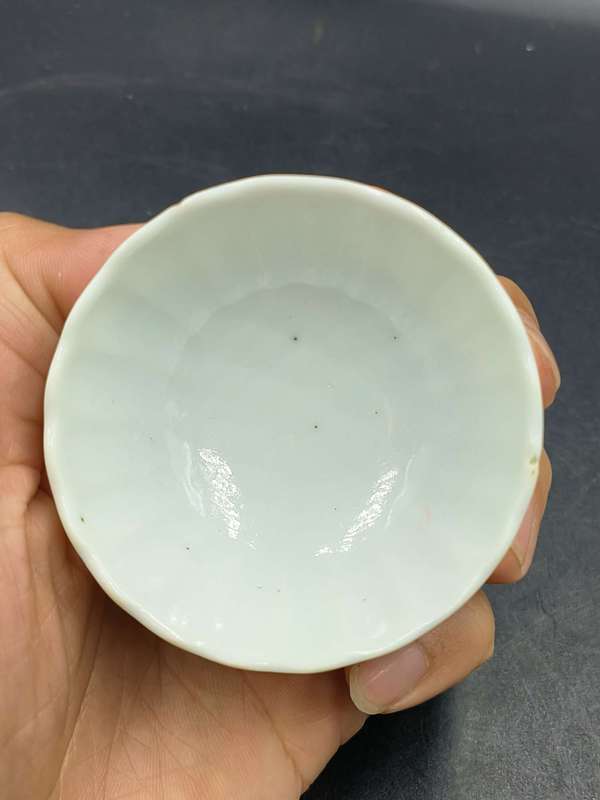 古玩陶瓷晚清白釉菊瓣紋花口杯拍賣,當前價格700元