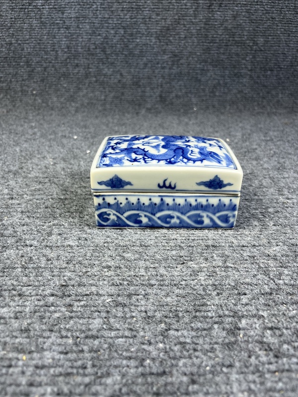 古玩陶瓷青花龍紋蓋盒拍賣，當(dāng)前價格4588元