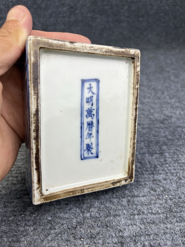 古玩陶瓷青花龍紋蓋盒拍賣，當(dāng)前價格4588元