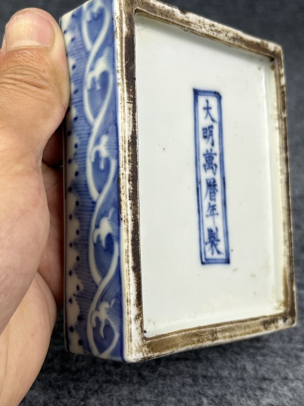 古玩陶瓷青花龍紋蓋盒拍賣，當(dāng)前價格4588元