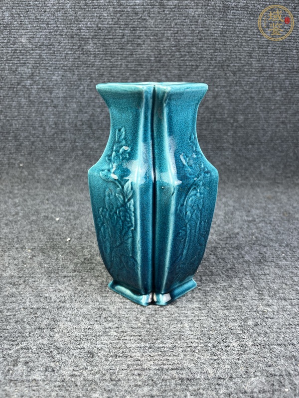 古玩孔雀藍(lán)釉暗刻花卉紋雙聯(lián)瓶真品鑒賞圖