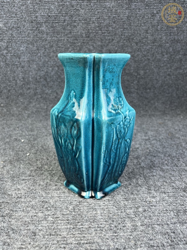 古玩陶瓷孔雀藍釉暗刻花卉紋雙聯(lián)瓶真品鑒賞圖