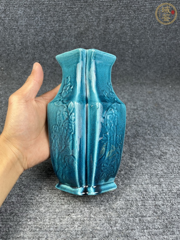 古玩陶瓷孔雀藍釉暗刻花卉紋雙聯(lián)瓶真品鑒賞圖