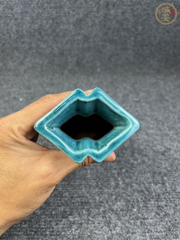 古玩陶瓷孔雀藍釉暗刻花卉紋雙聯(lián)瓶真品鑒賞圖