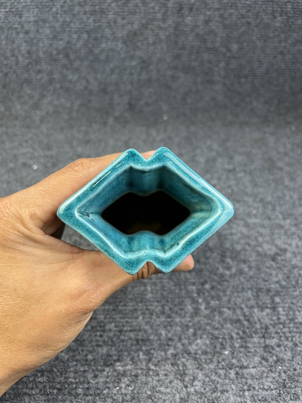 古玩陶瓷孔雀藍釉暗刻花卉紋雙聯(lián)瓶拍賣，當(dāng)前價格4588元