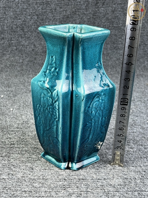 古玩陶瓷孔雀藍釉暗刻花卉紋雙聯(lián)瓶真品鑒賞圖