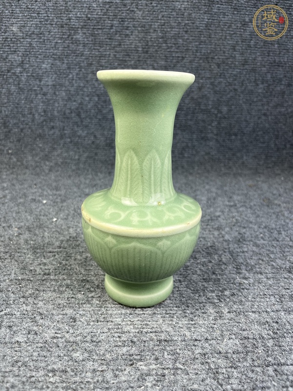 古玩陶瓷青釉暗刻花卉紋賞瓶真品鑒賞圖