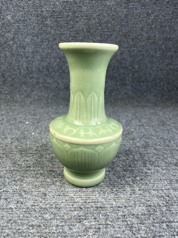 古玩陶瓷青釉暗刻花卉紋賞瓶拍賣，當前價格3588元