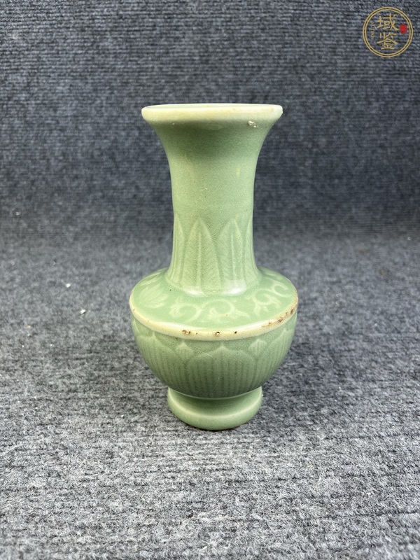 古玩陶瓷青釉暗刻花卉紋賞瓶真品鑒賞圖