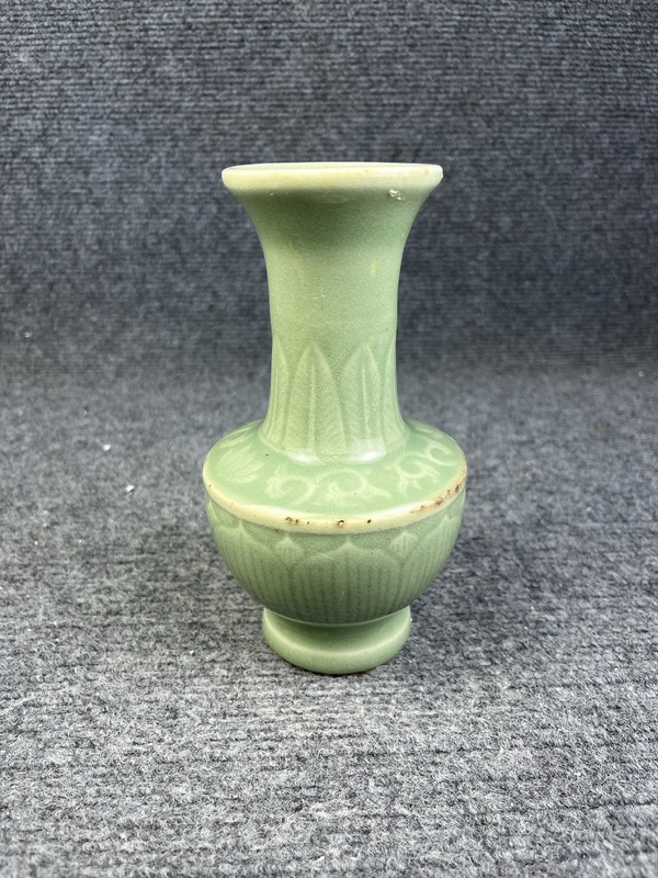 古玩陶瓷青釉暗刻花卉紋賞瓶拍賣，當前價格3588元