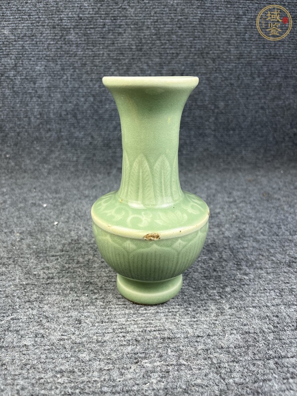 古玩陶瓷青釉暗刻花卉紋賞瓶真品鑒賞圖
