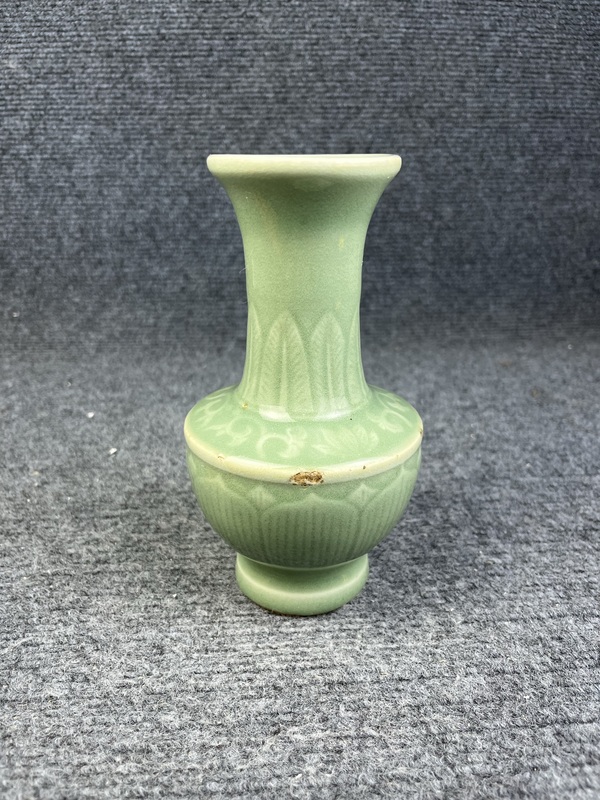 古玩陶瓷青釉暗刻花卉紋賞瓶拍賣,當前價格3588元