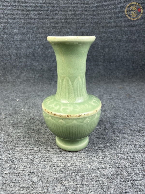 古玩陶瓷青釉暗刻花卉紋賞瓶真品鑒賞圖