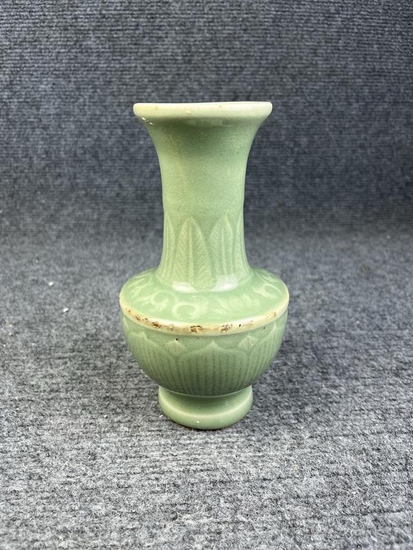 古玩陶瓷青釉暗刻花卉紋賞瓶拍賣，當前價格3588元