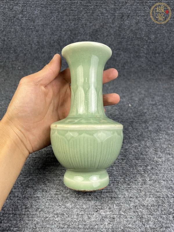 古玩陶瓷青釉暗刻花卉紋賞瓶真品鑒賞圖