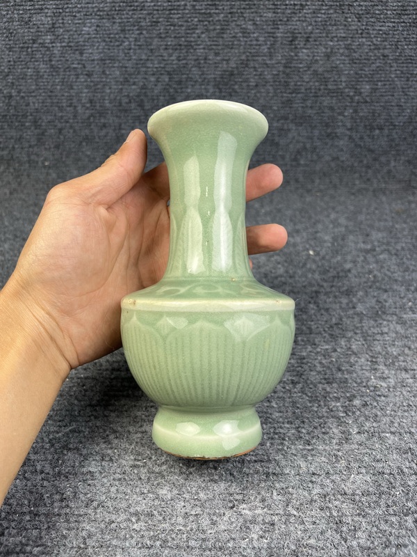 古玩陶瓷青釉暗刻花卉紋賞瓶拍賣，當前價格3588元