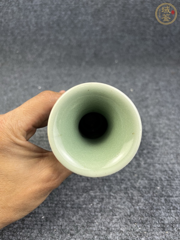 古玩陶瓷青釉暗刻花卉紋賞瓶真品鑒賞圖
