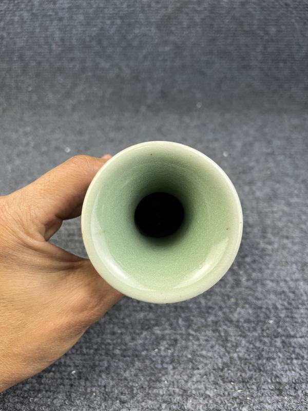 古玩陶瓷青釉暗刻花卉紋賞瓶拍賣，當前價格3588元