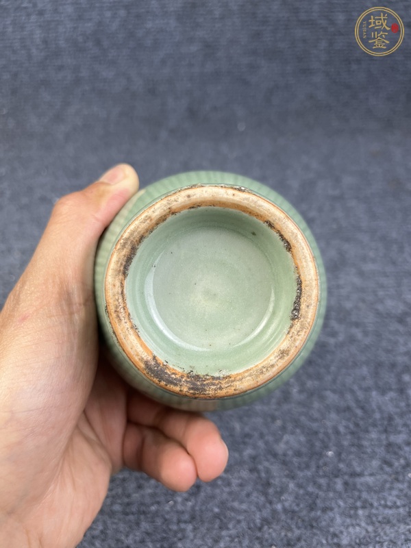 古玩陶瓷青釉暗刻花卉紋賞瓶真品鑒賞圖