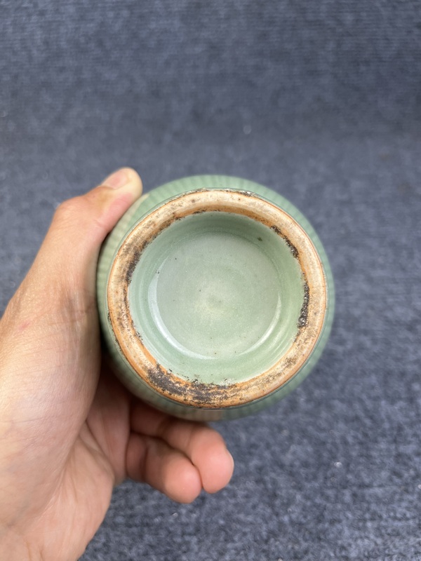 古玩陶瓷青釉暗刻花卉紋賞瓶拍賣，當前價格3588元