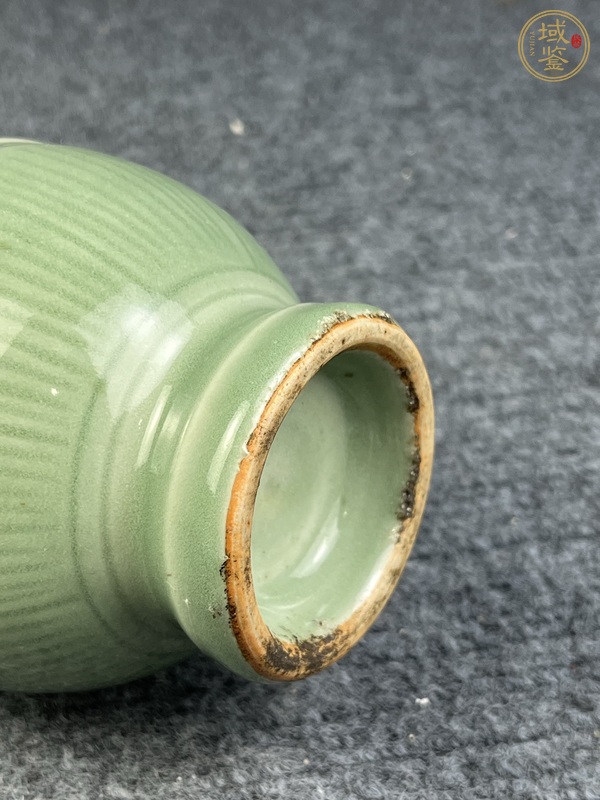 古玩陶瓷青釉暗刻花卉紋賞瓶真品鑒賞圖