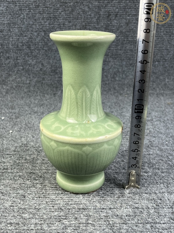 古玩陶瓷青釉暗刻花卉紋賞瓶真品鑒賞圖