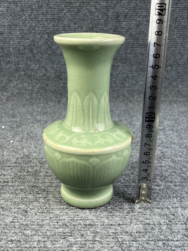 古玩陶瓷青釉暗刻花卉紋賞瓶拍賣，當前價格3588元
