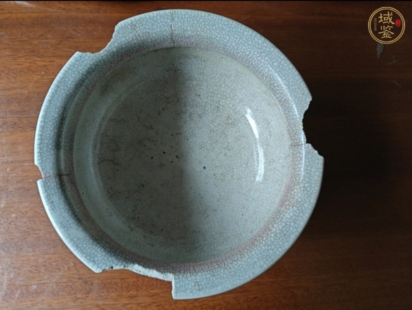 古玩陶瓷清雍乾哥釉地青花飄帶繡球獅子紋三足香爐真品鑒賞圖