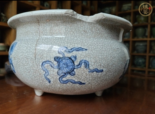古玩陶瓷清雍乾哥釉地青花飄帶繡球獅子紋三足香爐真品鑒賞圖