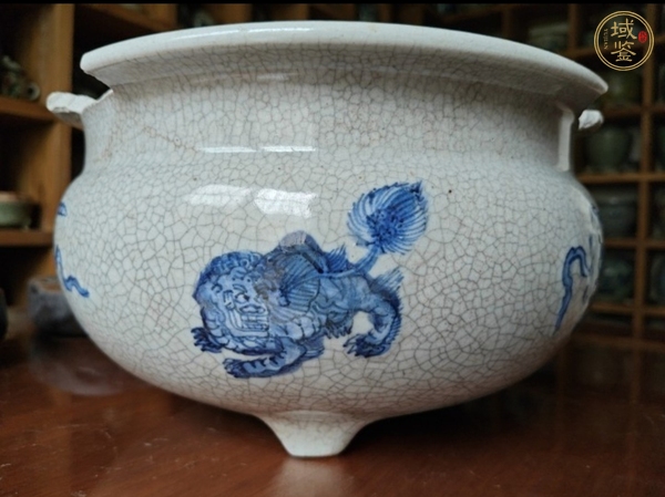 古玩清雍乾哥釉地青花飄帶繡球獅子紋三足香爐真品鑒賞圖