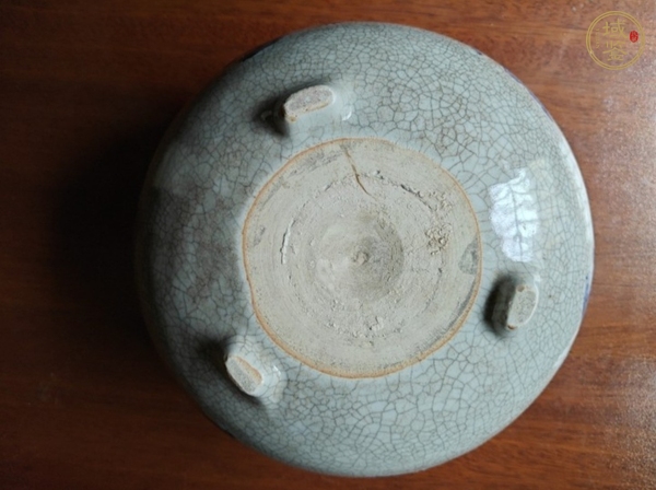 古玩陶瓷清雍乾哥釉地青花飄帶繡球獅子紋三足香爐真品鑒賞圖