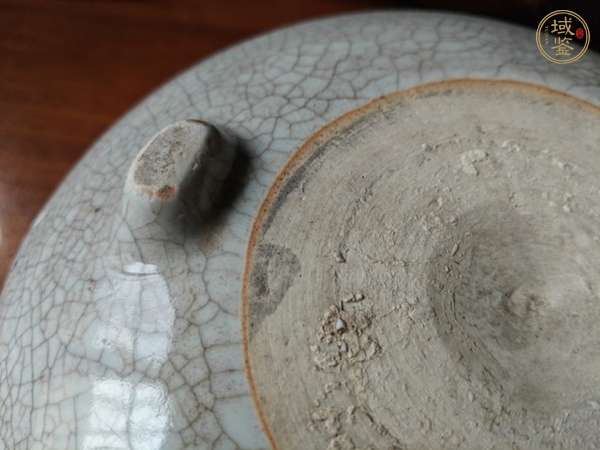 古玩陶瓷清雍乾哥釉地青花飄帶繡球獅子紋三足香爐真品鑒賞圖