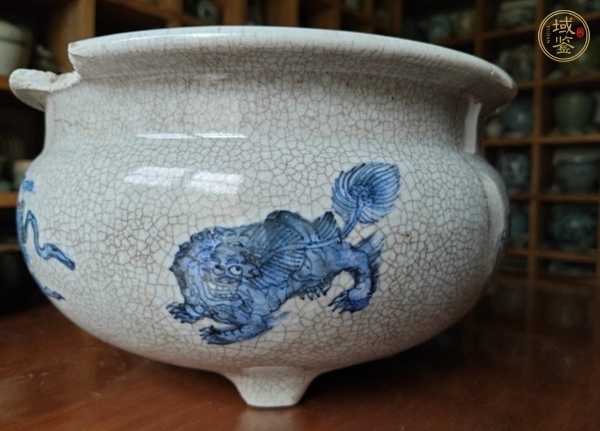 古玩陶瓷清雍乾哥釉地青花飄帶繡球獅子紋三足香爐真品鑒賞圖
